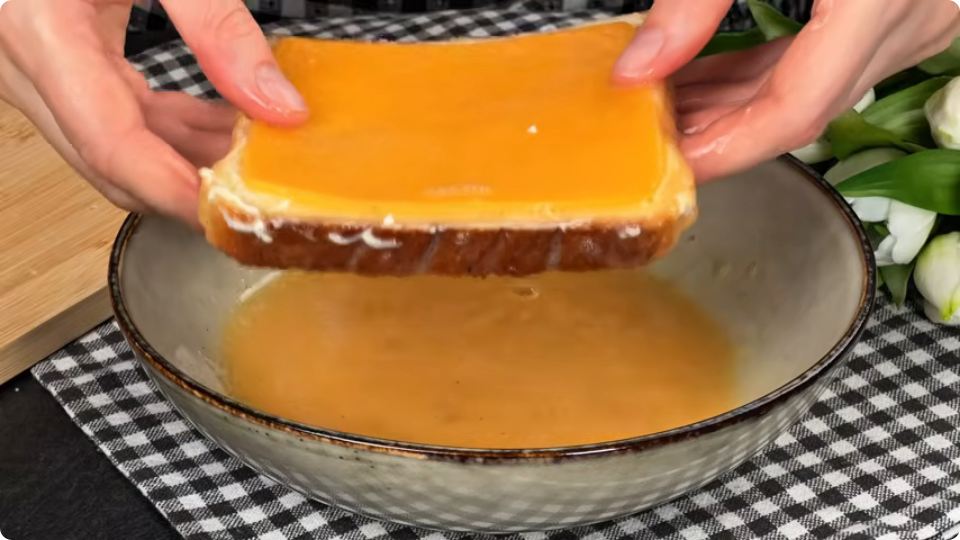 طرز تهیه یک غذای فوری و خوشمزه با نان تست و تن ماهی