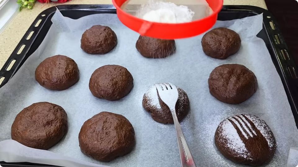 پودر کاکائو را در آب جوش بریزید و یک شیرینی خوشمزه بسازید!!