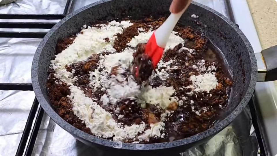 پودر کاکائو را در آب جوش بریزید و یک شیرینی خوشمزه بسازید!!