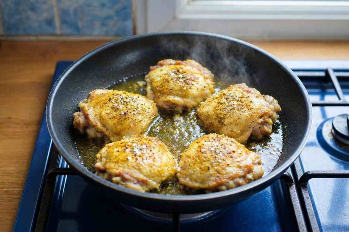 طرز تهیه یک خورش شمالی پرعطر با رب انار و گردو؛ مرغ ترش مخصوص مهمانی ها