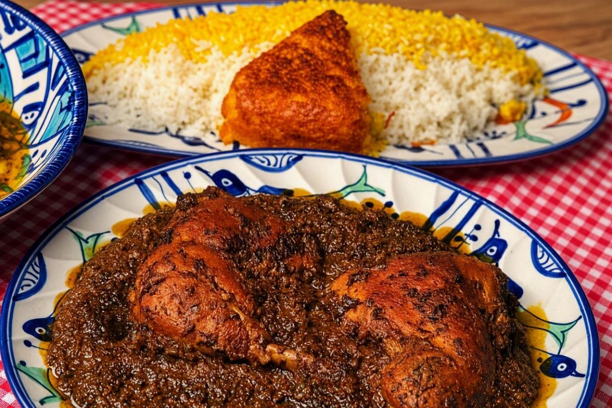 طرز تهیه یک خورش شمالی پرعطر با رب انار و گردو؛ مرغ ترش مخصوص مهمانی ها