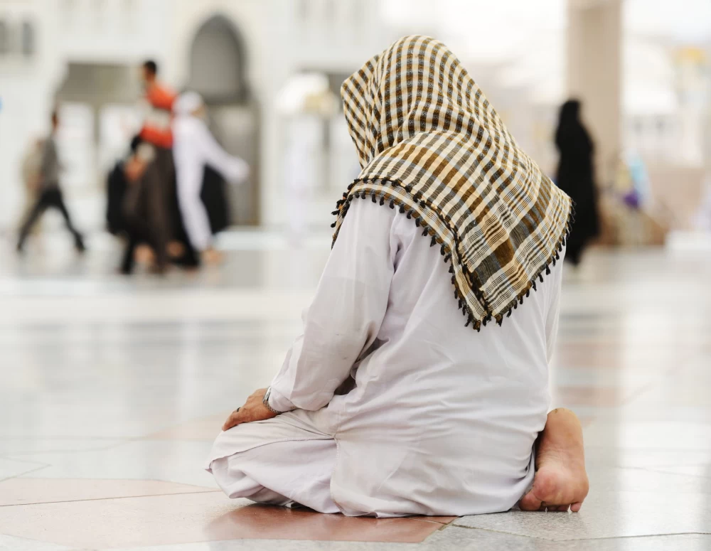 نماز خواندن با لباس عکس دار
