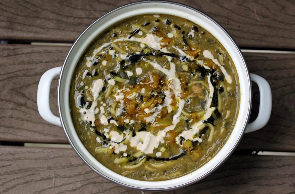 طرز تهیه آش رشته با سبزی خشک