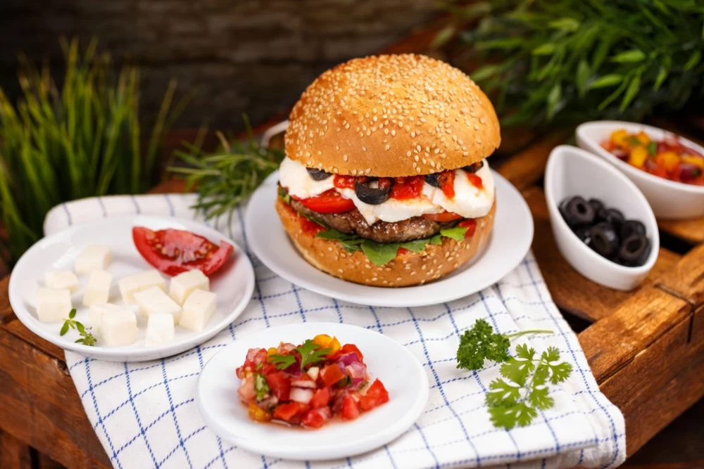 مراحل تهیه برگر موتزارلا
