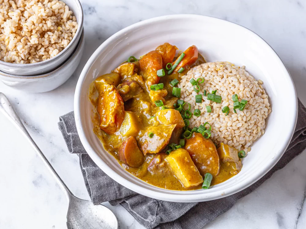 آموزش گام به گام پخت خورش کاری ژاپنی با مرغ و سبزیجات آموزش گام به گام پخت خورش کاری ژاپنی با مرغ و سبزیجات