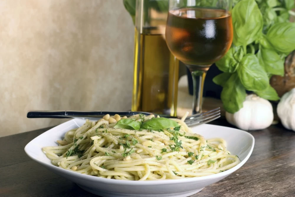  اسپاگتی با سس ماست و دانه کاج