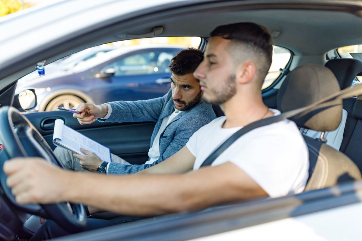 مربی آقا یا خانم برای آموزش رانندگی؟