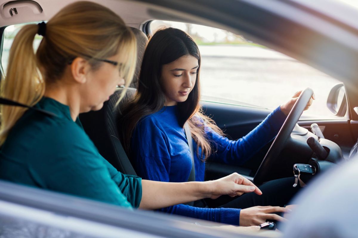 مربی آقا یا خانم برای آموزش رانندگی؟