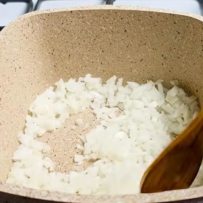 خوردن کردن پیاز قیمه