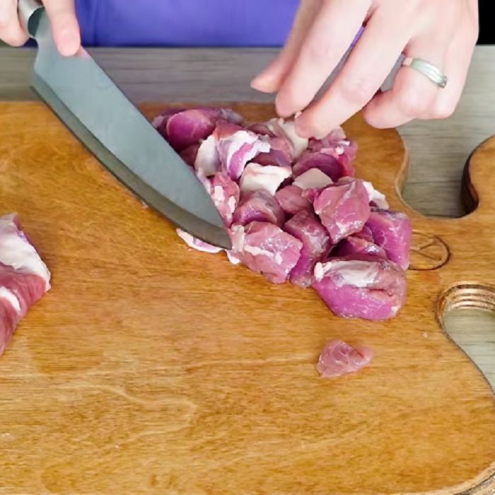خورد کردن گوشت قیمه