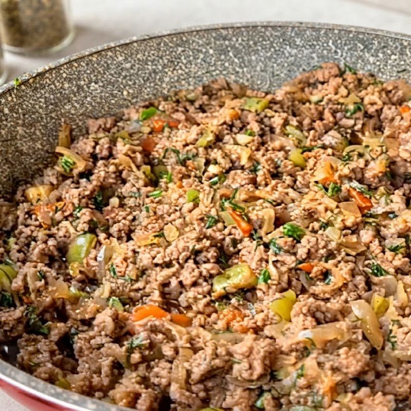 تهیه مواد پیراشکی گوشت