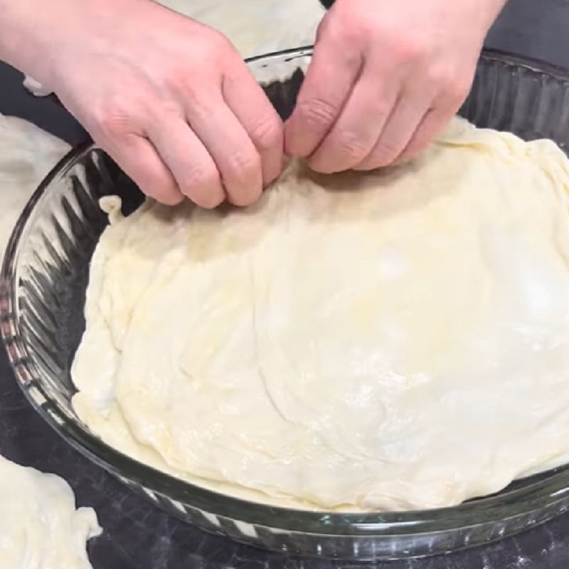 چیدن خمیر و مواد گوشتی