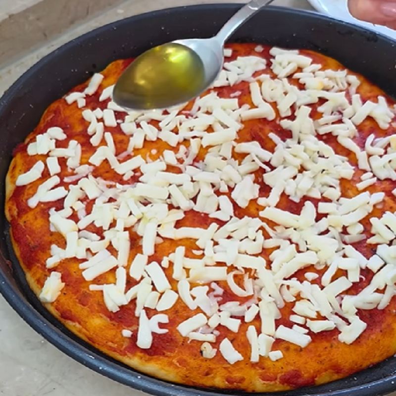 سس گوجه فرنگی و پنیر روی خمیر