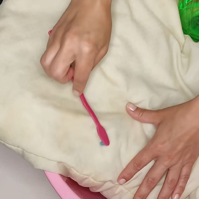 آماده سازی بالش برای شست وشو