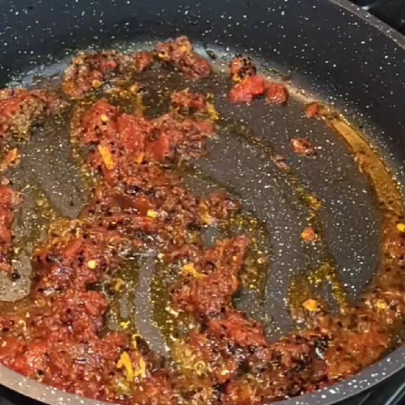 آماده کردن سس رب گوجه و ادویه