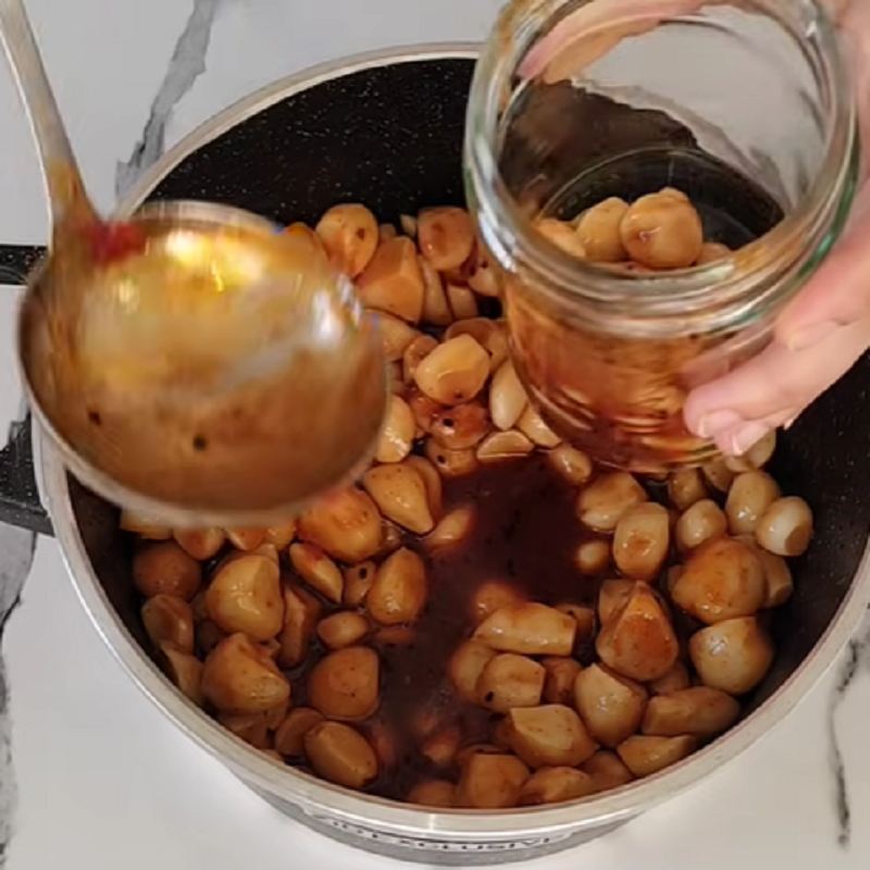 طرز تهیه ترشی سیر با رب گوجه