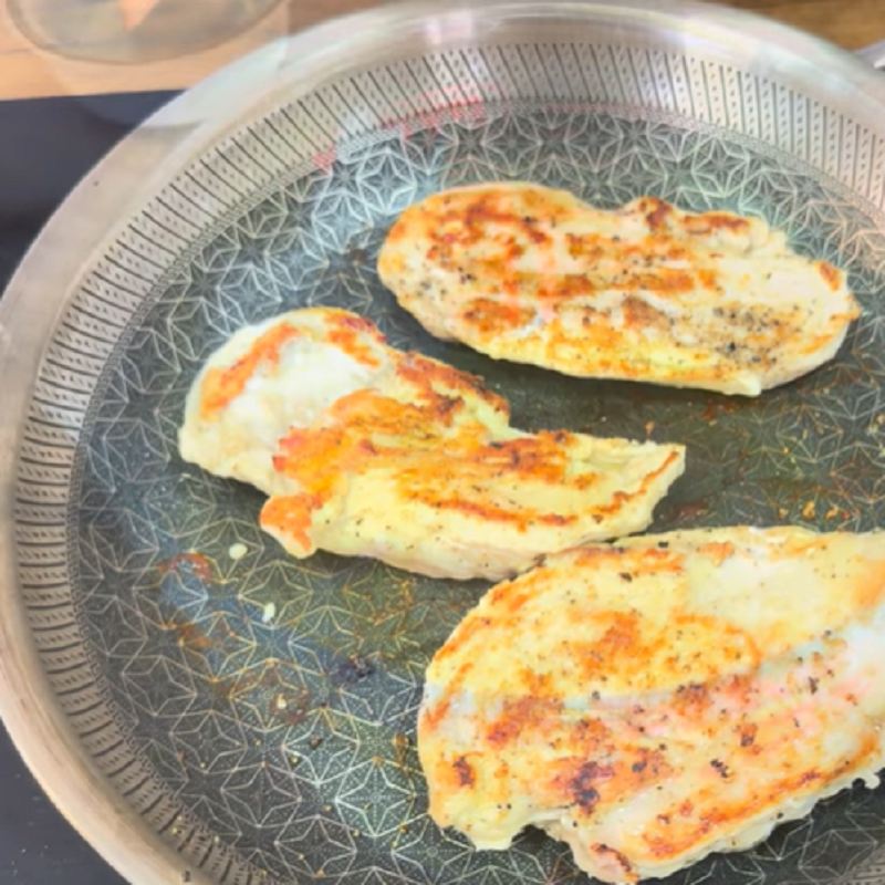 مرغ را روی حرارت مناسب گریل کنید
