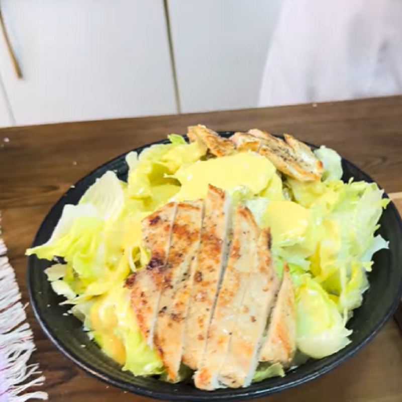 مرغ گریل شده را روی سالاد قرار دهید