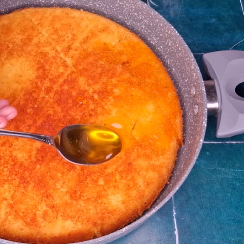 کل شربت را به تدریج روی کیک بریزید