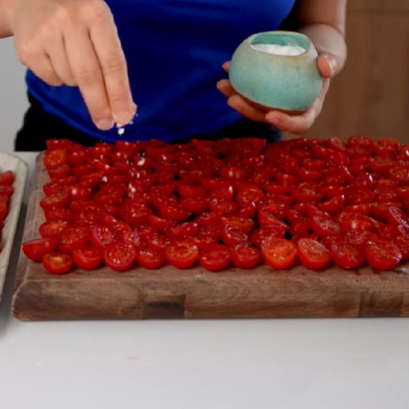 یک قاشق چای خوری نمک برای هر کیلو گوجه