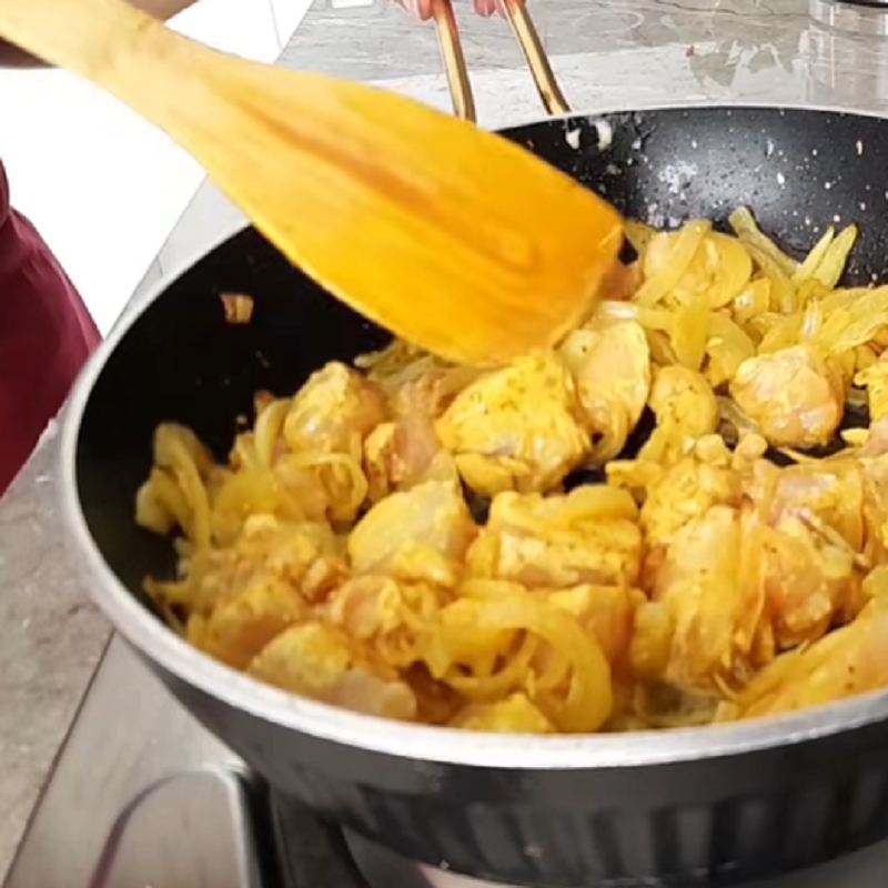 پخت مرغ با پیاز و ادویه