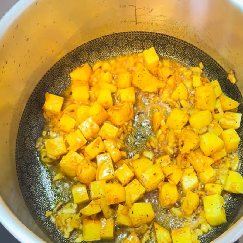 سیب زمینی و ادویه را اضافه کنید