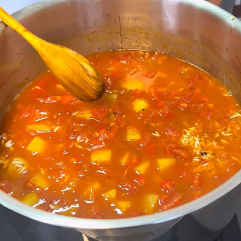 برنج خیس خورده و آب را اضافه کنید