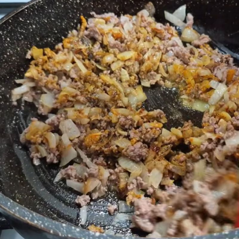 گوشت چرخ کرده را اضافه کنید