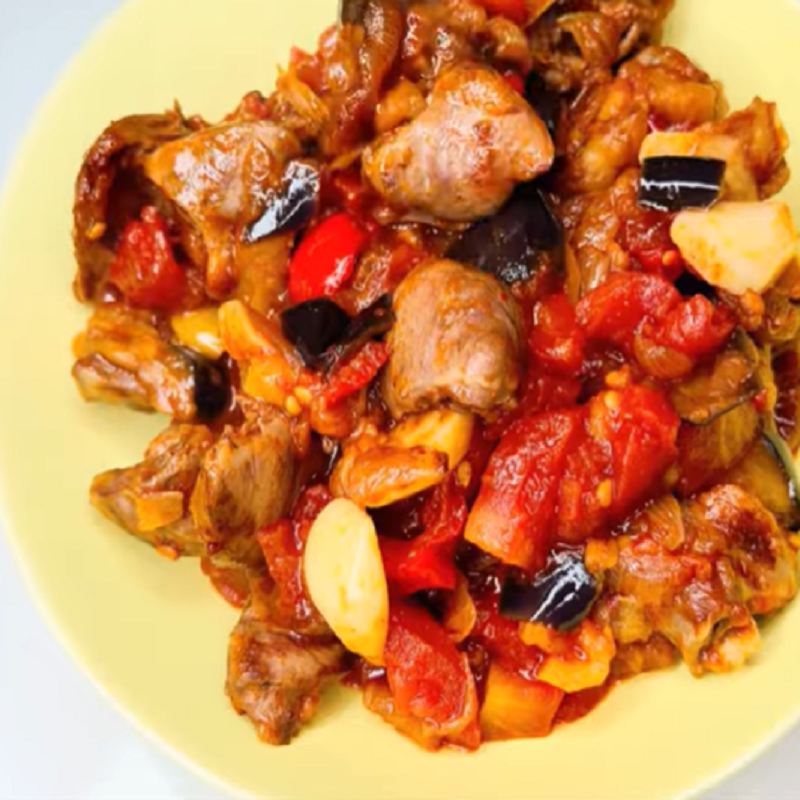 غذای ساده با دل مرغ، بادمجان و گوجه