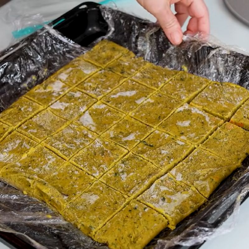با چاقو آن را به شکل مکعب های کوچک برش بزنید