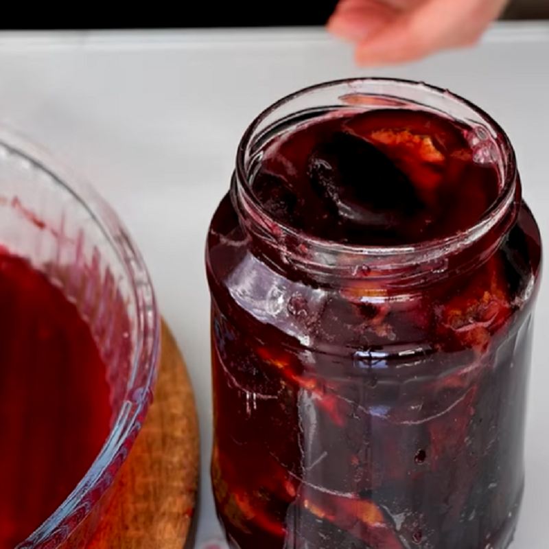 ریختن آلوها در شیشه و ایجاد خلأ