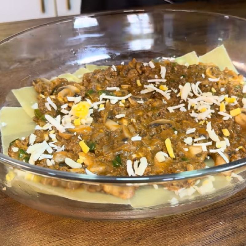 یک لایه نازک از مواد گوشتی بریزید