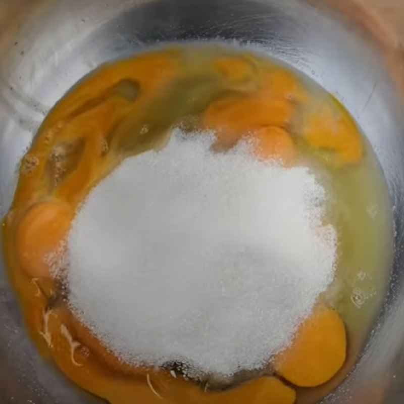 تخم مرغ و شکر را کاملاً حجیم کنید