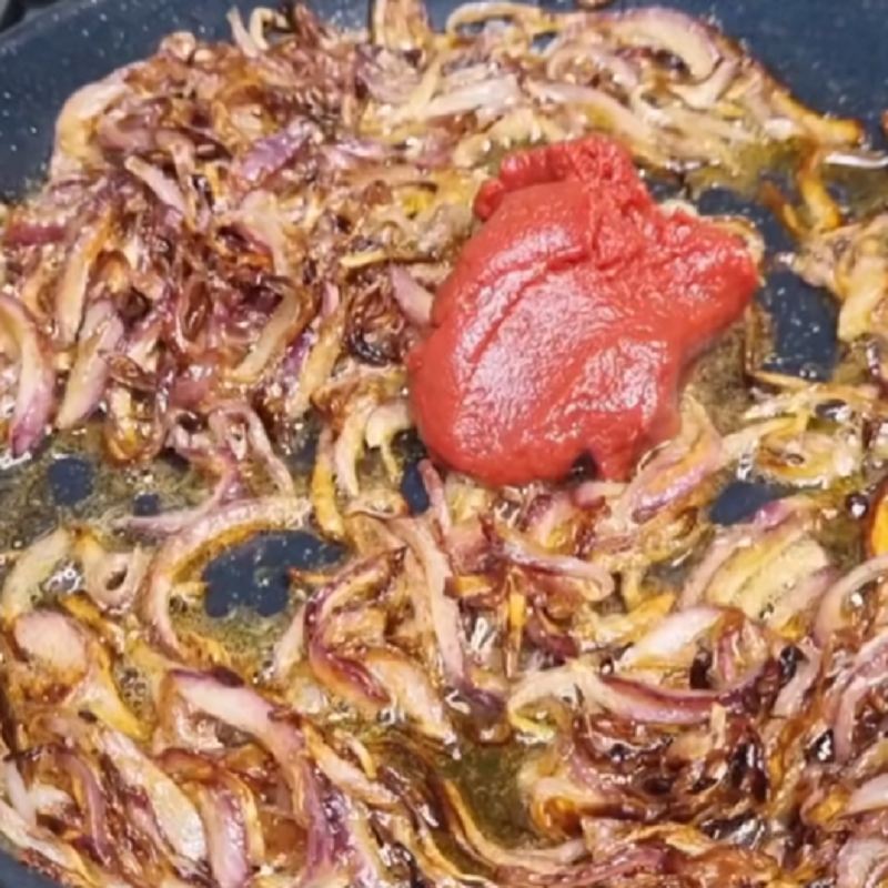حالا رب گوجه فرنگی را اضافه کنید