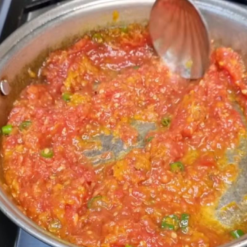 اجازه دهید آب اضافی گوجه فرنگی تبخیر شود