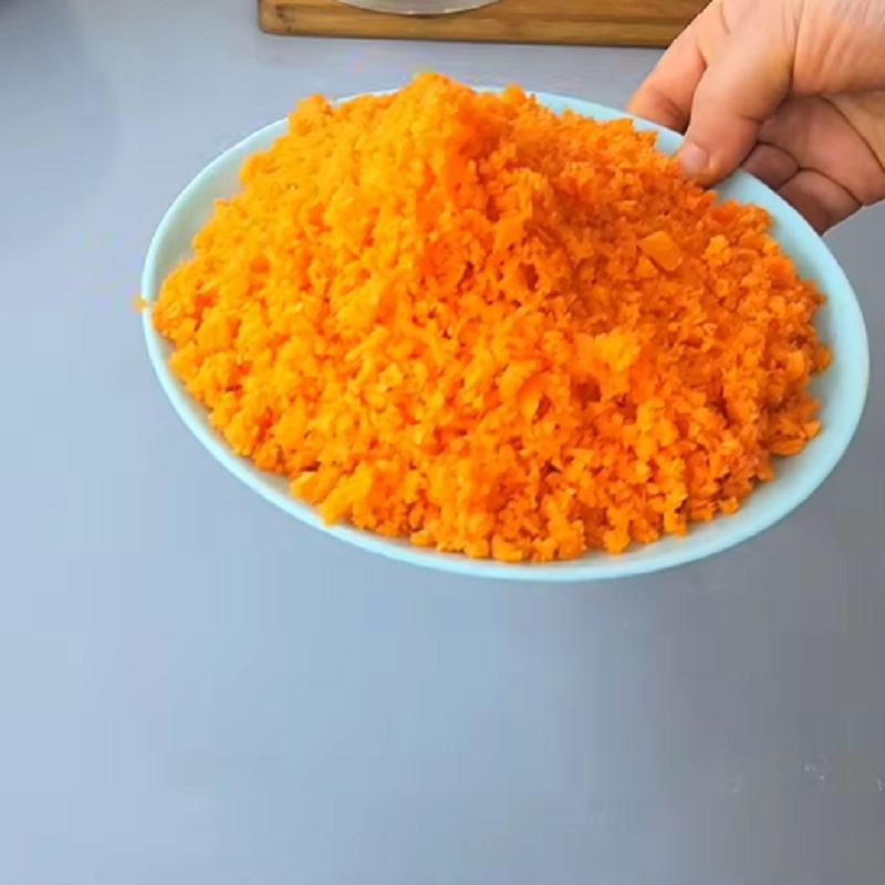 هویج را نیز به کمک مخلوط کن خرد یا پوره کنید