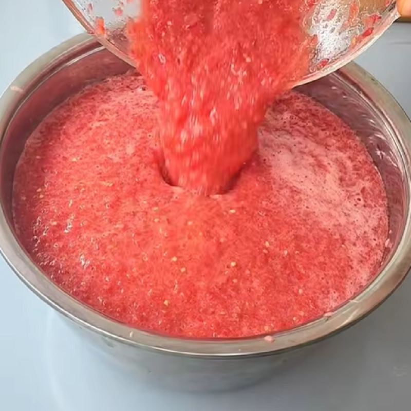 گوجه فرنگی ها را در مخلوط کن پوره کنی