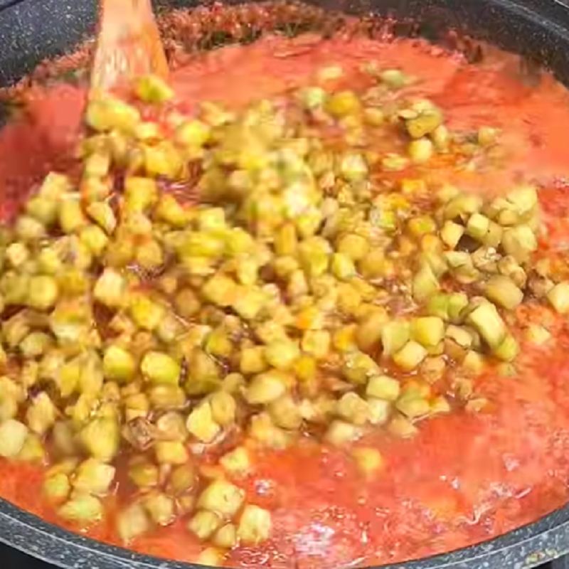 پوره گوجه فرنگی و بادمجان را اضافه کنید
