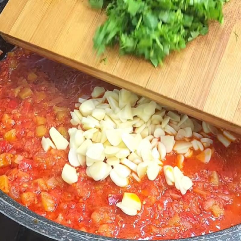 سپس سیر، شوید، گشنیز، برگ بو و یک قاشق غذاخوری شکر را اضافه کنید