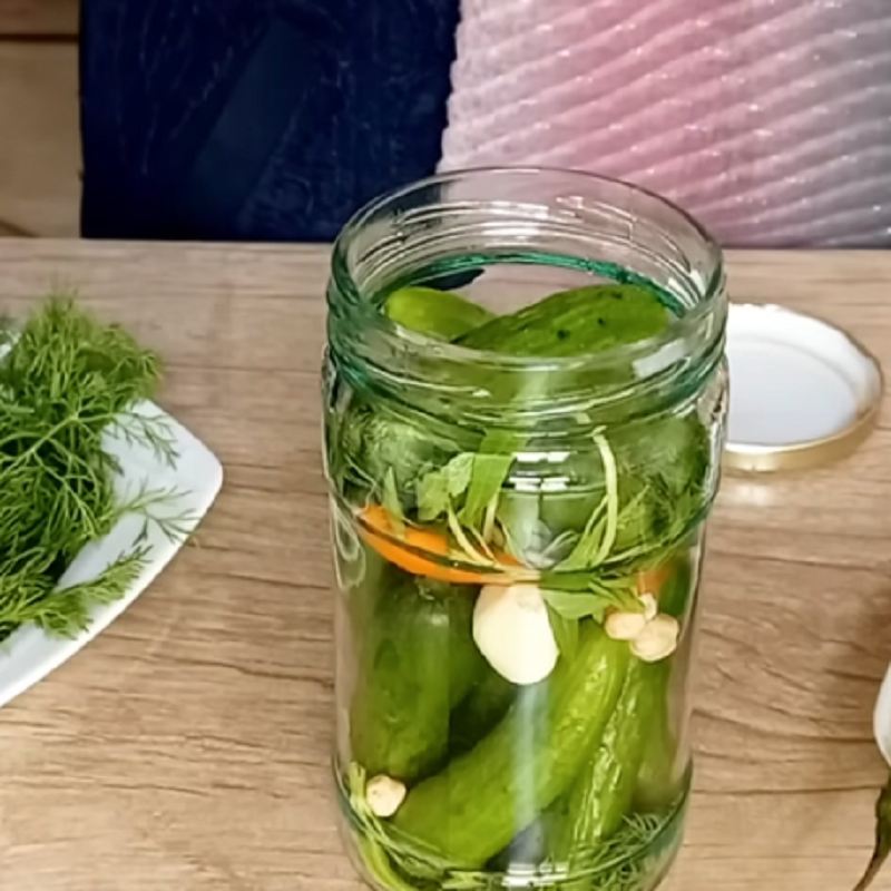 یک لایه نازک دیگر از سبزی معطر روی خیارها قرار دهید