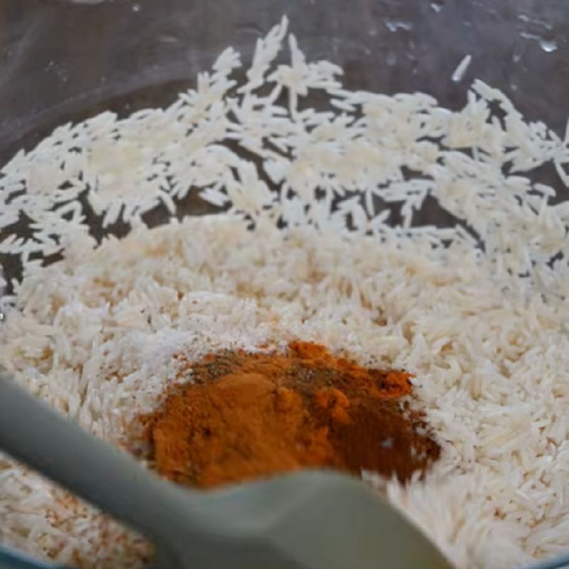 اضافه کردن برنج و ادویه