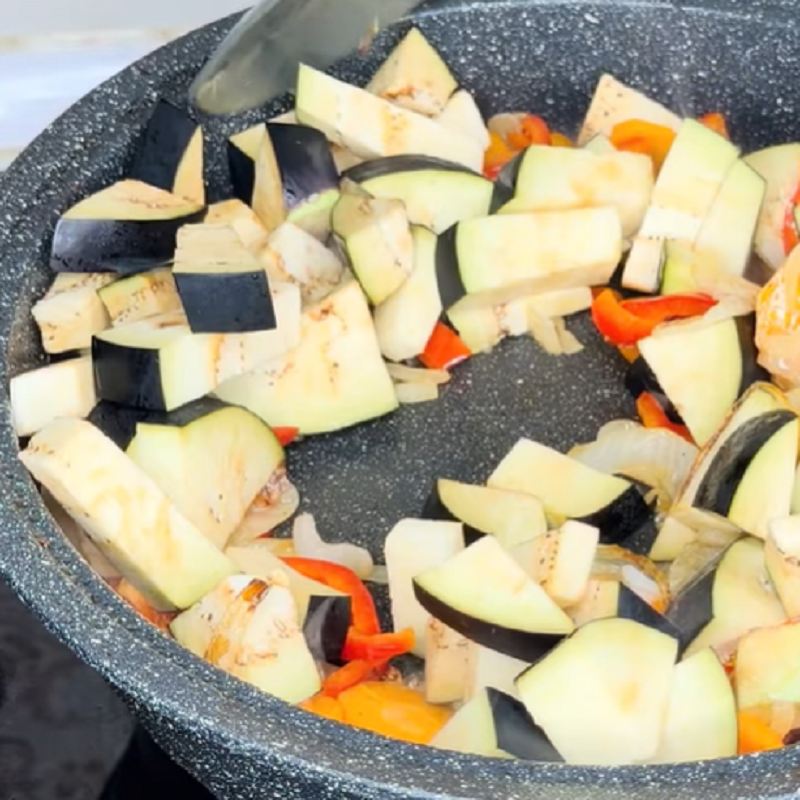 بادمجان خردشده را اضافه کنید