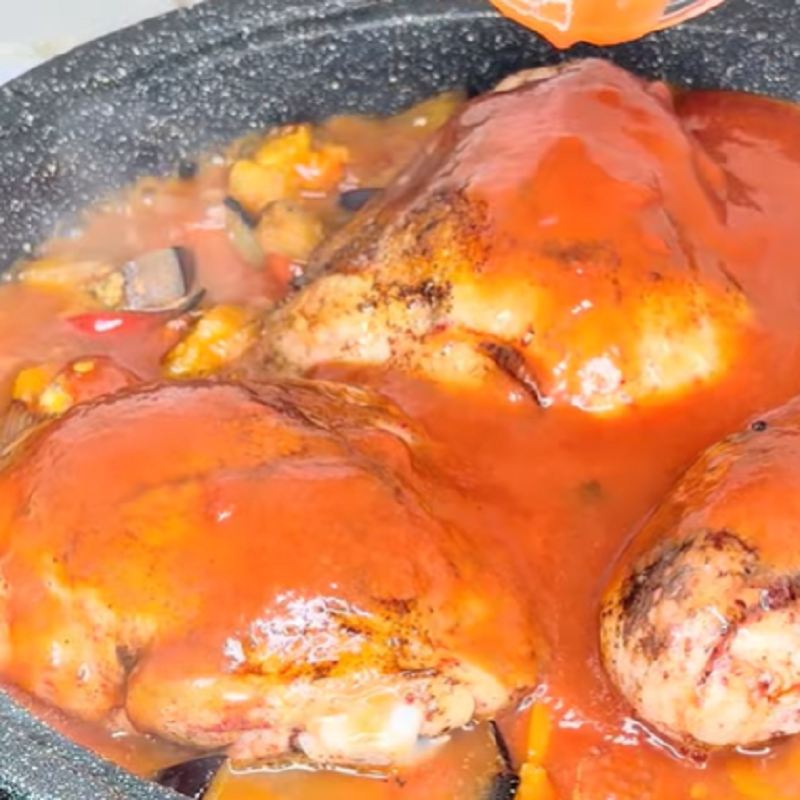 اضافه کردن مرغ و سس