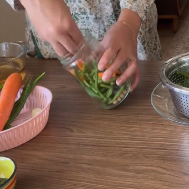 چیدن مواد داخل شیشه