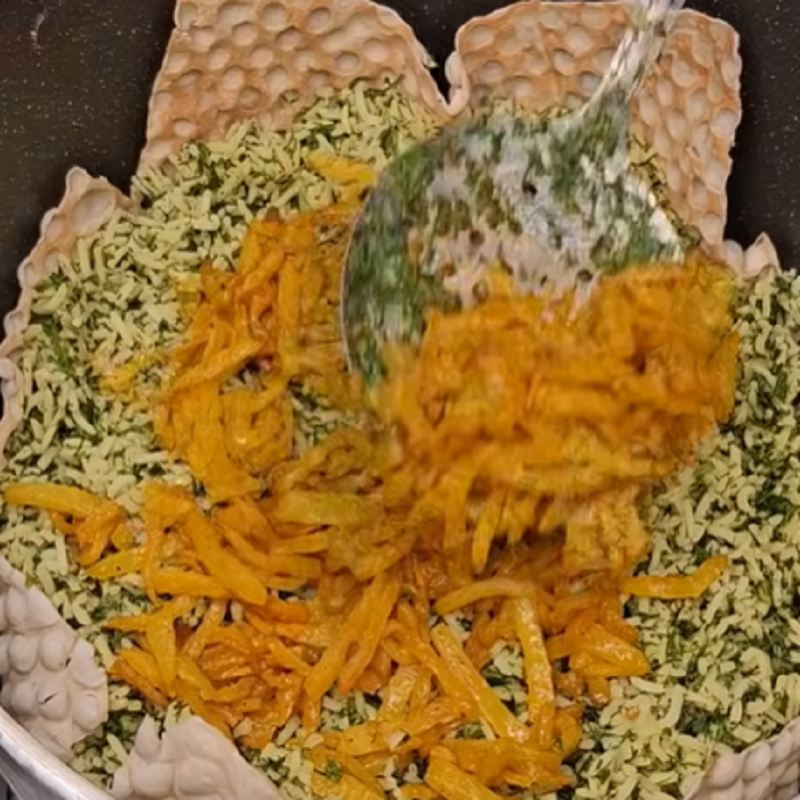 مقداری از کلم آماده شده را روی برنج پخش کنید