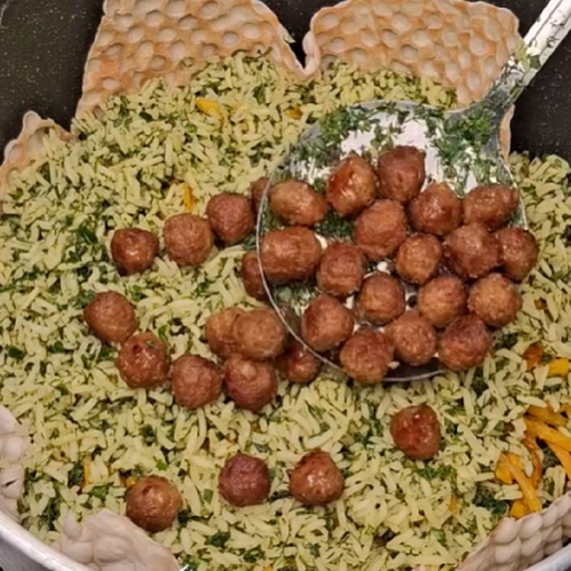 گوشت های قلقلی را روی برنج پخش کنید