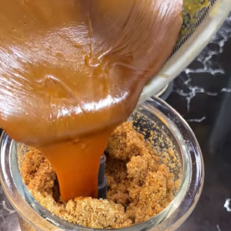 کارامل خنک شده را اضافه کنید