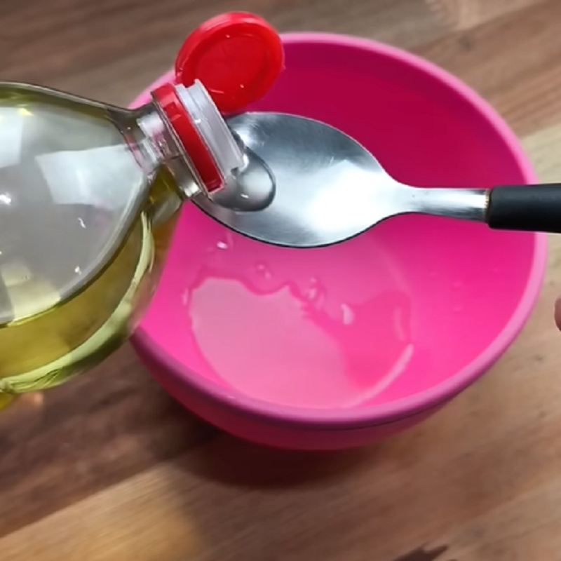 سپس یک قاشق چای خوری روغن خوراکی اضافه کنید