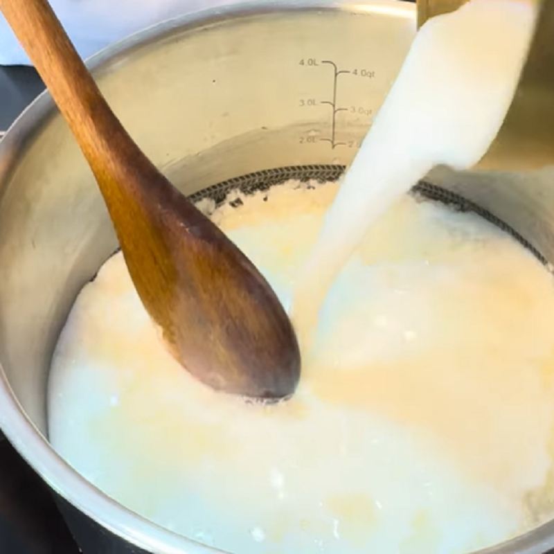 افزودن شیر و پخت آرام
