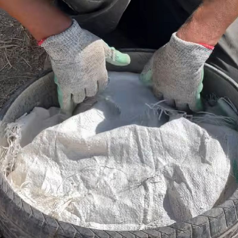 یک لایه گونی روی کف کشیده می شود